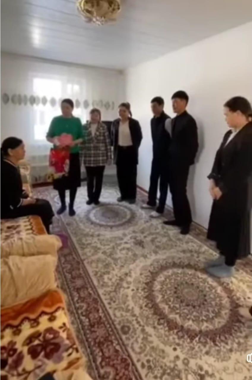 Жаңатілеу орта мектебі бойынша "Алғыс айту" күніне орай қарт ұстаз Қойшыбаева Жаңылтай Махметқызын 9 сынып оқушылары құттықтап жылы тілектерін білдіріп қайтты.