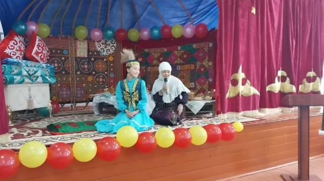 Жаңатілеу орта мектебі бойынша 16 наурыз "Мәдениет және ұлттық салт-дәстүр" күніне орай қазағымыздың бұрынғы шашбау тағу салтын көрсетті.
