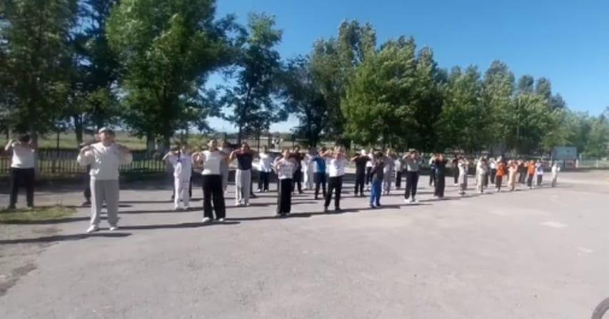 1 маусым Балалар күніне арналған іс-шара жоспары негізінде 26 мамыр күні "Денсаулық үшін бірге!" тақырыбында мектеп алаңында таңғы жаттығу өткізілді.